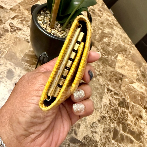 ⭐️⭐️Louis Vuitton Yellow Epi Leather 6-Ring Key-holder Wallet - Picture 6 of 15